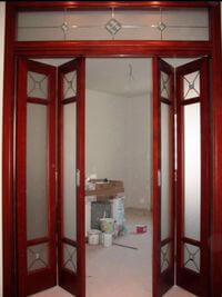 Дверь гармошка с декоративными стеклянными вставками Благовещенск