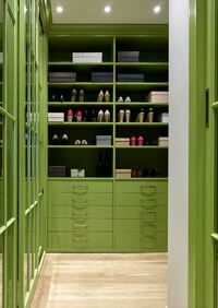 Г-образная гардеробная комната в зеленом цвете Благовещенск